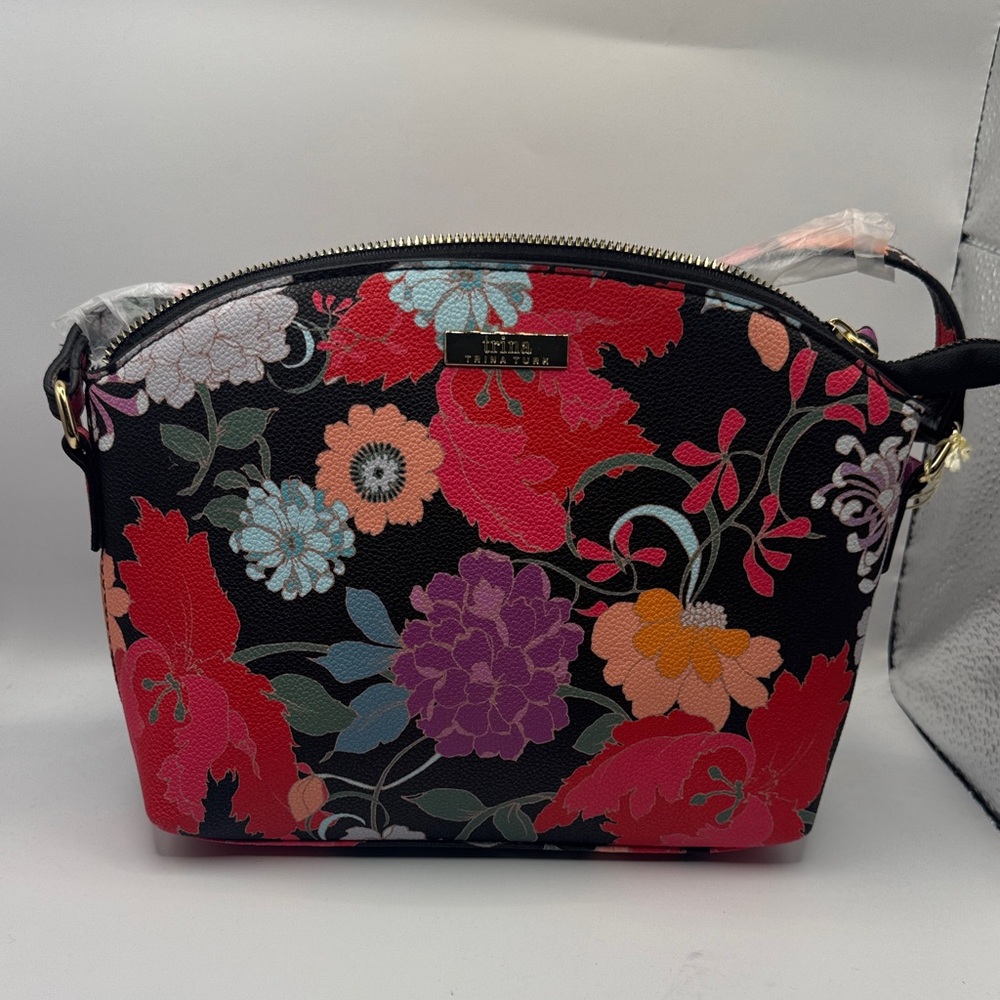 🖤🌸 NWT Trina Turk Black Floral Crossbody – Chic & Versatile 🌸🖤